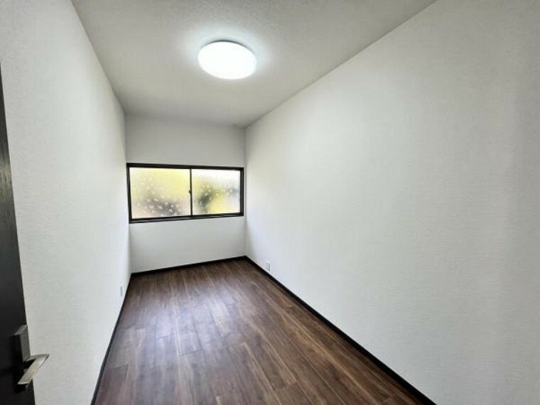 【リフォーム済】一階ワークスペースです。4帖分あるので収納にしても良し、勉強部屋にしても良しのお部屋です。床はフロアタイル張、壁・天井はクロス張替えを行いました。照明を新たに新設しました。