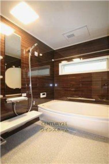 浴室 広い1.25坪サイズお風呂スペース！心と身体をリフレッシュさせる癒しの空間でもあるバスルーム！窓がついていて明るく換気もバッチリです！