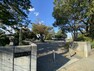 公園 現地から95m～115m。　桜台第二公園　分譲地に隣接する坂の上にある住宅地内の公園。ロケットの形をした滑り台があり、地域のこどもたちの遊ぶ声であふれています。
