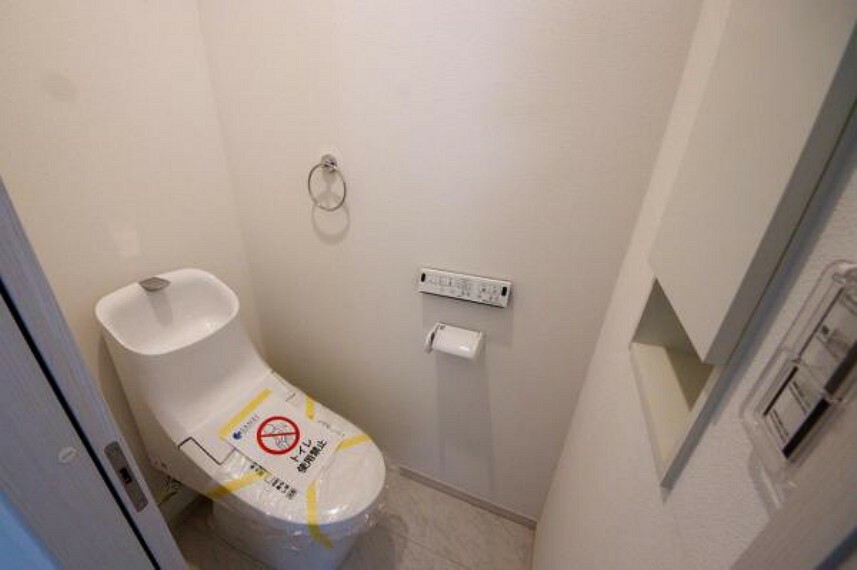 トイレ 場所をとらないキャビネットを設置して機能的でスッキリとしたトイレ