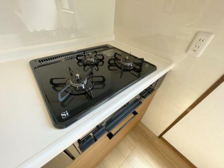 【現場写真】新品交換したのキッチンは3口コンロで同時調理が可能。大きなお鍋を置いても困らない広さです。お手入れ簡単なコンロなのでうっかり吹きこぼしてもお掃除ラクラクです。
