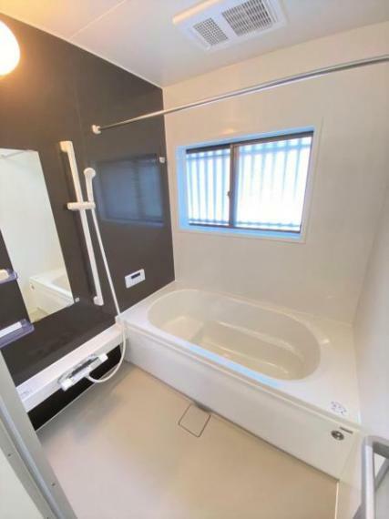 浴室 【リフォーム済】浴室はハウステック製の新品のユニットバスに交換しました。足を伸ばせる1坪サイズの広々とした浴槽で、1日の疲れをゆっくり癒すことができます。浴室暖房乾燥機もついております。