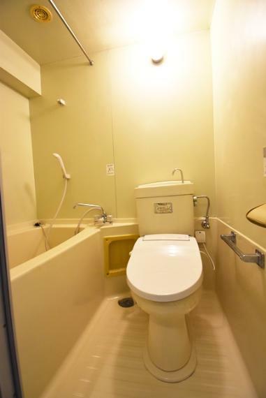 浴室 室内はバス・トイレ同室。ゆったりくつろげる大浴場が1Fにございます。