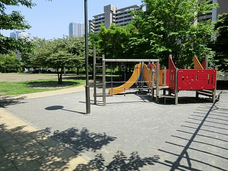 テーブルやベンチが設置されている、ゆったりと過ごせる公園です。