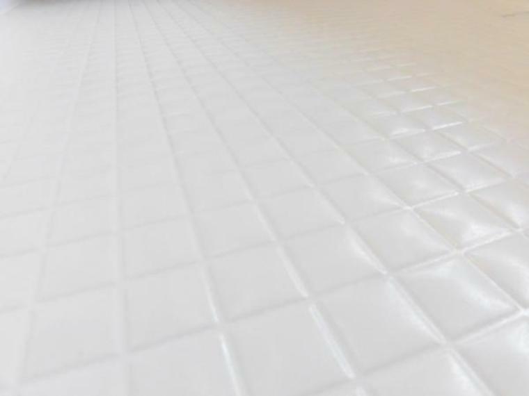 浴室 新品交換したユニットバスの床は規則正しいパターンの加工がされていて滑りにくくなっています。また、水はけがよく乾きやすいので、翌朝にはカラッと乾きます。