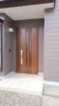 玄関 【リフォーム済】玄関はお家の顔となる部分、リクシル製の玄関ドアに交換したところです。お客様が最初に目にする場所だからこそ、第一印象が大切ですね。
