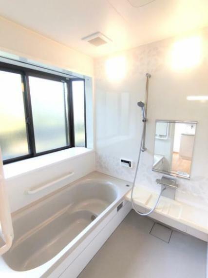 【リフォーム済】浴室はゆっくりくつろげる1坪サイズ。浴室に窓があるので換気しやすくお掃除もしやすそうですね。