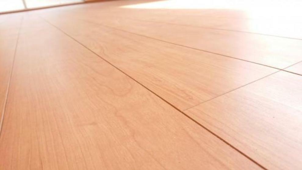 【リフォーム済】床材は永大産業社製です。傷に強く、表面の特殊加工により、頑固な汚れも拭取りやすくお掃除楽々。汚れの付着しにくい仕上げでワックスは不要です。