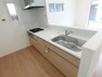 キッチン 火力自慢の3口ガスコンロ、浄水器、後片付けもラクラクな食器洗浄乾燥機付システムキッチンです。