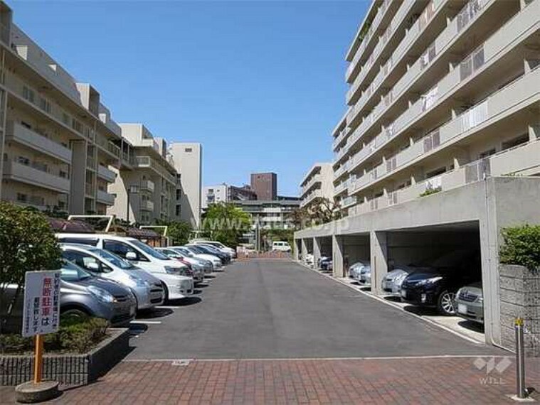 駐車場 敷地内駐車場（平面式）。平面式の駐車場のため朝の忙しい朝の時間帯も混みあいません。