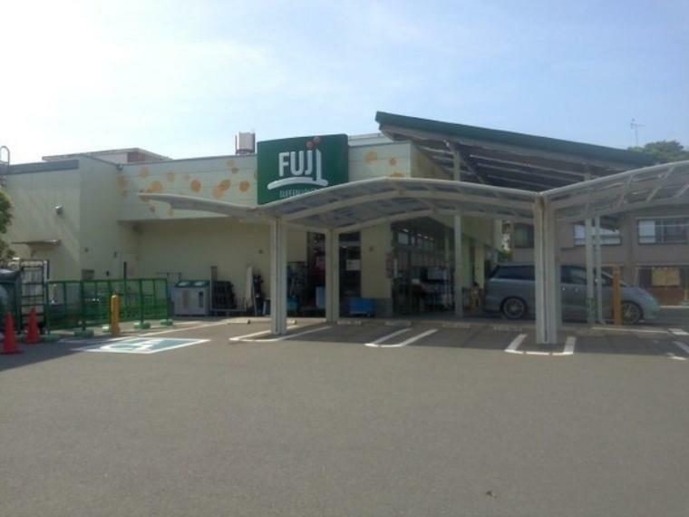 スーパー FUJIスーパー菅田店 品質はもちろん、安心・安全を第一に考えた価値ある商品などを数多く取り揃えているスーパー。