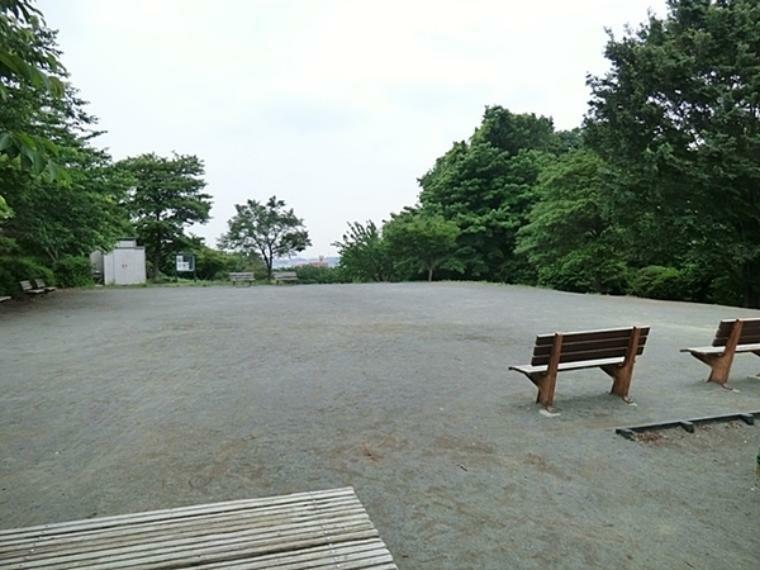 公園 東本郷公園 市街地の北東に位置し、西側に観音山、安桜山を眺めることができる場所にあります。四季の変化を味わえる閑静な公園です。