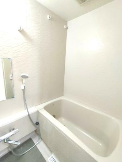 浴室 ・浴室 ゆったりとくつろげるバスルーム。追い焚き機能付きでいつでもすぐに温かいお風呂を楽しむことができます。