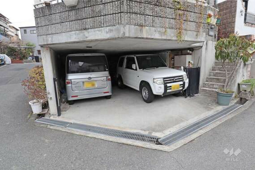 駐車場 屋根付き駐車場。高さ制限はございますが、2台駐車可能です。