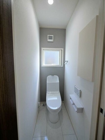 トイレ スマートなデザインのトイレ。1、2階共にシャワー機能付。小窓もあって換気も楽々！