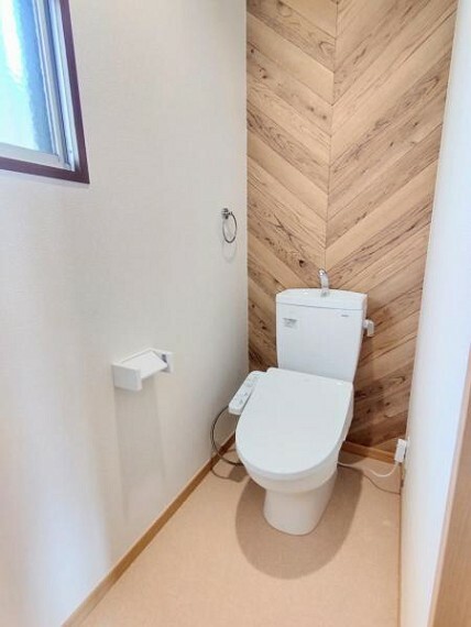 トイレ （リフォーム済）トイレは天井・壁のクロスを貼り替え、床をクッションフロア貼りにしました。TOTO製のウォシュレット付き便器に交換も行い清潔に仕上げます。