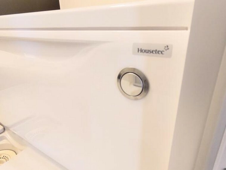 （リフォーム完了写真）ポップアップ排水栓は浴槽エプロン面に横付けタイプ。エプロン面に付けることで、お掃除がしやすく、フロフタとの干渉を防ぎます。