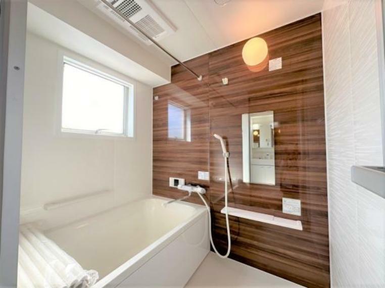 浴室 【リフォーム済】浴室はハウステック製の1317サイズの新品のユニットバスに交換しました。追い炊き機能もありますので湯船に浸かって1日の疲れをゆっくり癒してください。