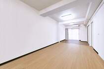 【リビング】※画像はCGにより家具等の削除、床・壁紙等を加工した空室イメージです。