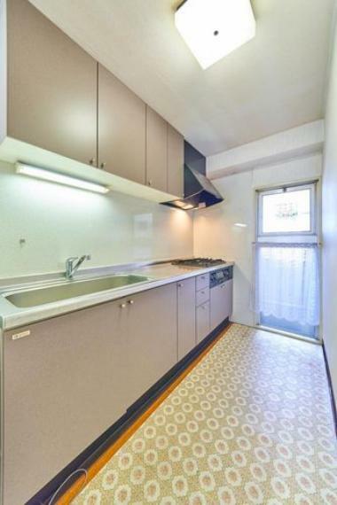 キッチンスペースには窓があり、換気しやすい環境です。