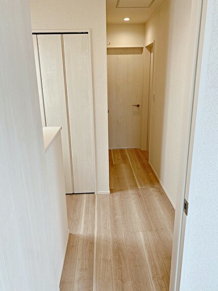 【2階廊下】 豊富な収納。収納スペースを使いやすい場所に設えることで、居住空間をスッキリ保てます。
