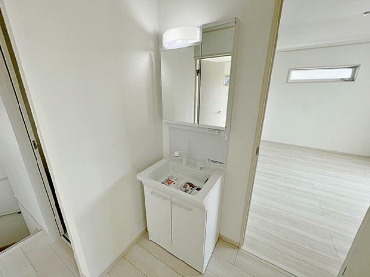 【2階:セカンド洗面台】暮らしにあると便利な2階洗面化粧台。混雑を緩和できるので、朝の身支度にゆとりができますね。