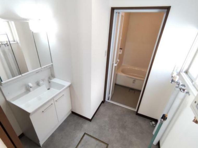 浴室 浴室はLIXIL製の新品のユニットバスに交換いたしました。床は水はけがよく汚れが付きにくい加工がされているのでお掃除ラクラクです。