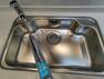 キッチン 【リフォーム後】キッチンの水栓金具は伸縮するので、洗い物やシンクのお手入れに便利です。シンクは食器類が傷つきにくいステンレスです。
