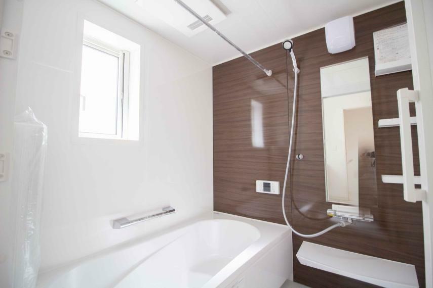 浴室 全身浴と半身浴ができる高い機能性と、満水容量を削減して水道・光熱費を節約しました。デザインとエコ性能を両立させた、これからのスタンダード浴槽です。
