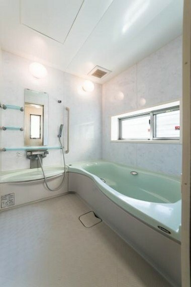 浴室 シンプルながらも機能的で清潔感のある色合いの浴室です。