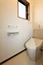 トイレ 2階、温水洗浄機能付きのトイレを新設しました。