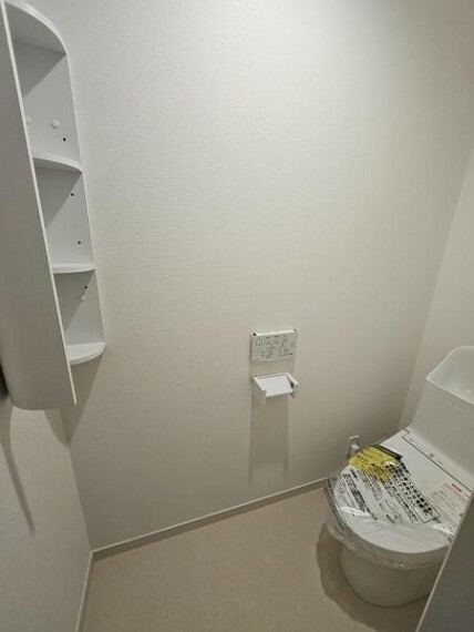 トイレ トイレットペーパーなどをしまっておけそうな収納が付いています！