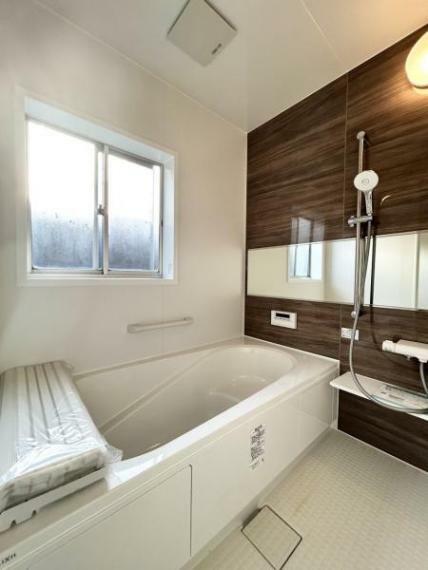 浴室 【リフォーム済】浴室は新品のリクシル製ユニットバスに交換。心地よい入浴を可能にした形状の浴槽は安全面を考慮し床に凹凸が付いています。広々1坪タイプでのんびり入浴でき、一日の疲れを癒せますよ。