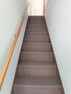 【リフォーム済】階段はカーペットを張り直しました。手すりも新設し、ご高齢の方や小さなお子様でも安心してお使いいただけます。