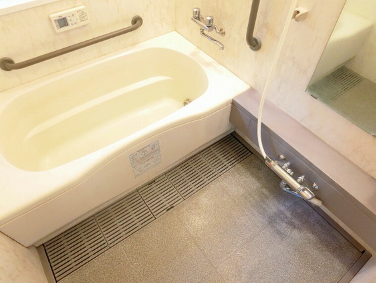 浴室 ■浴室には手すりがついているので、ご高齢の方の入浴も安心です！換気のできる窓のついた明るい浴室です。