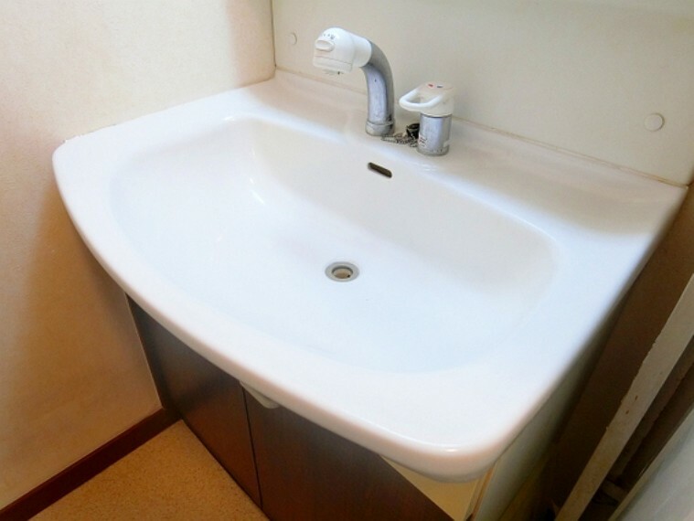 洗面化粧台 ■1階洗面所。シャワー付き水栓で、朝の身支度も楽々です！