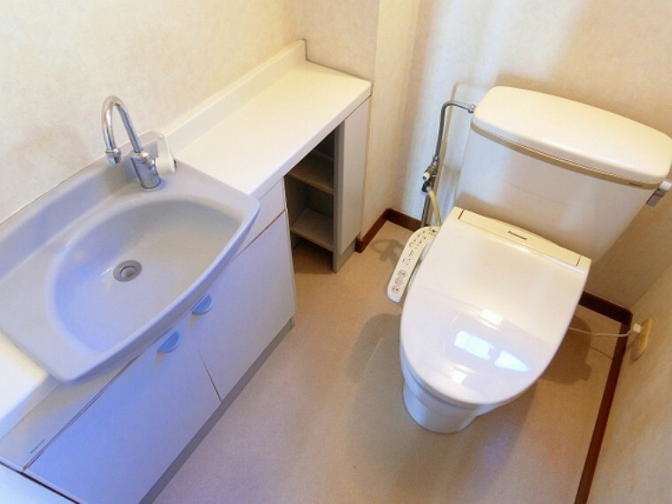 トイレ ■1階トイレには収納棚と手洗い場がついています！