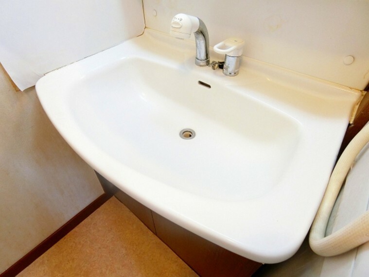 洗面化粧台 ■2階洗面所。便利なシャワー付き水栓です！