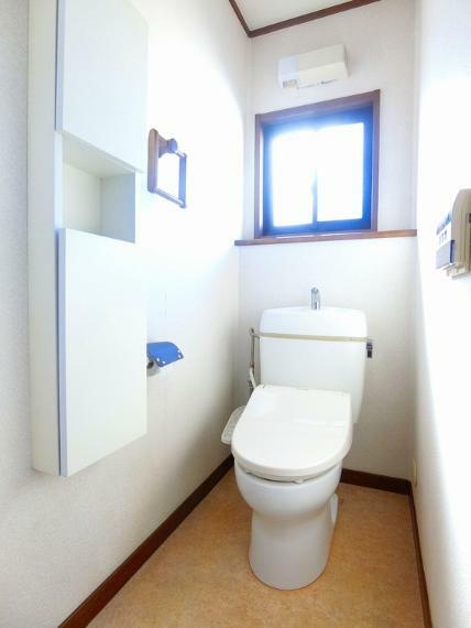 トイレ ■壁面収納のついた2階トイレ。ペーパー類等すっきり収納できます！快適な温水洗浄便座機能付きです。
