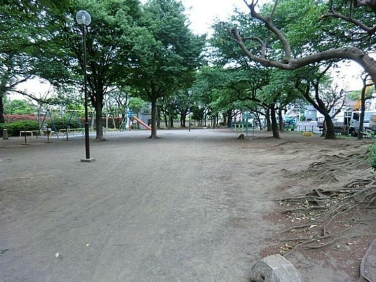 公園 井田公園 遊具:幼児用ジャングルジム・ブランコ・滑り台・うんてい・揺動遊具・鉄棒・砂場があります。木立があり、広々としています。