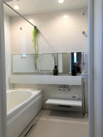浴室 No.5　浴室毎日の使いやすさと心地良さを追求した浴室です。アームレストと底面の滑り止めにより、楽な姿勢を保つことができるリラクゼーション浴槽を採用しています。（2023年7月撮影）