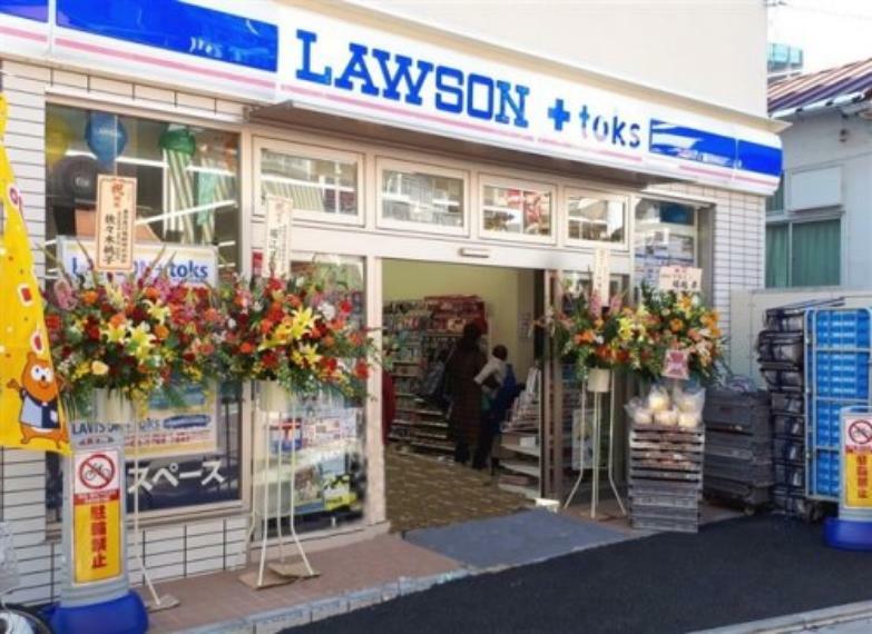 コンビニ 【コンビニエンスストア】LAWSON＋toks石川台駅前店まで321m
