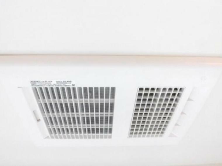 【同仕様写真】新品交換のLIXIL製ユニットバスには電気式浴室暖房乾燥機を搭載。24時間換気で湿気をすみずみまで除去。結露やカビの発生を抑える他、入浴時のひんやり感を解消。雨の日のお洗濯にも便利です。
