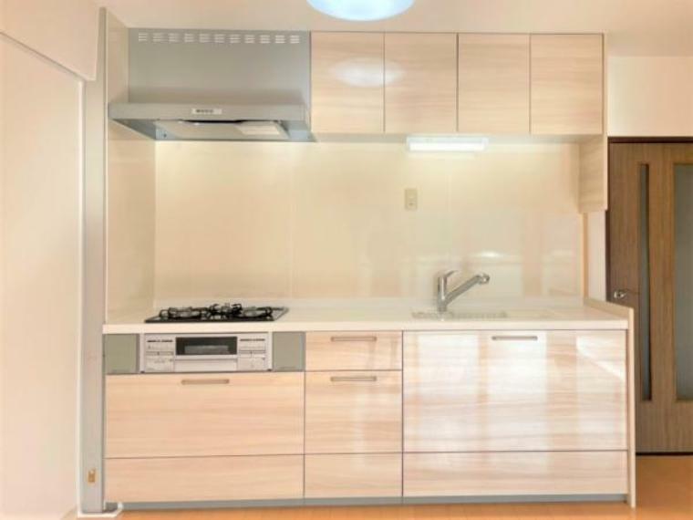 キッチン 【リフォーム済】新品交換したシステムキッチンの天板は人工大理石製でお手入れが簡単です。新しいキッチンでお料理もはかどりそうですね。