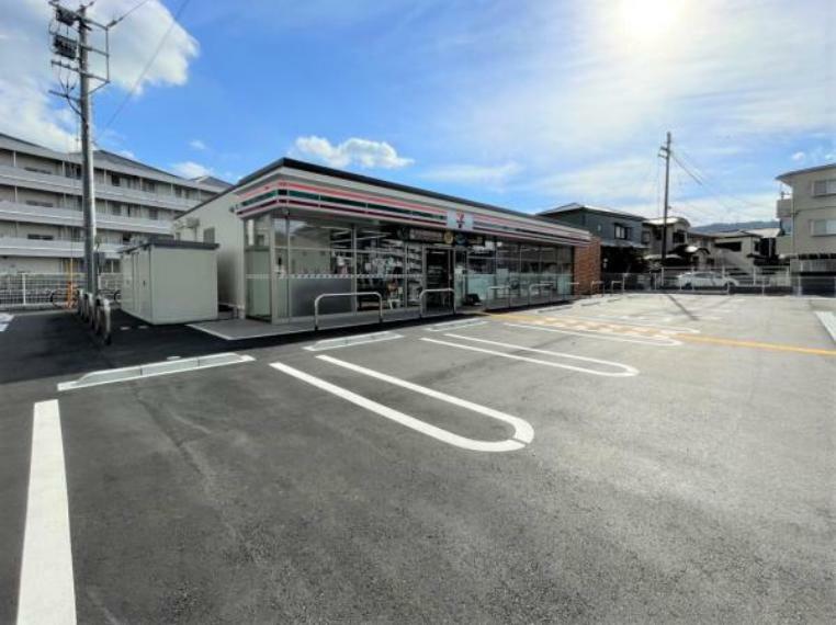 コンビニ セブンイレブン高知朝倉西町店様まで100mです。道向かいにコンビニがオープンしてさらに便利になりました。