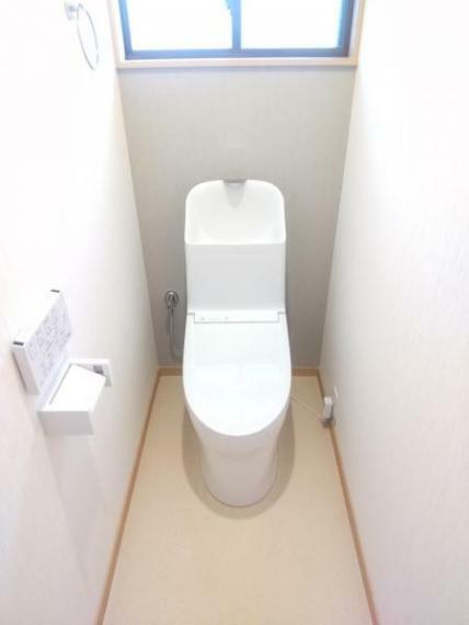 トイレ 【リフォーム済】2階のトイレの写真です。トイレはTOTO製の新品に交換しました。2階にもトイレがあるのは嬉しいですね。1階へと降りる手間が省けます。