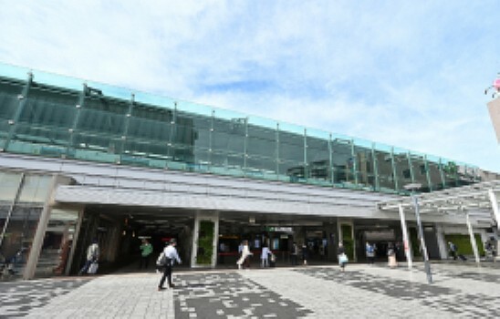 現地から1420m～1430m。　JR「浦和」駅　JR湘南新宿ライン、京浜東北根岸線、上野東京ラインが利用でき、都心へのダイレクトアクセスが可能。駅周辺には駐輪場も充実し、快適な通勤通学をサポートします。