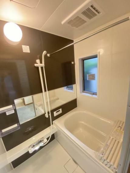 浴室 【ユニットバス】浴室はハウステック製の新品のユニットバスに交換しました。1日の疲れをゆっくり癒すことができます。