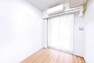 洋室 約4.1帖の洋室　※画像はCGにより家具等の削除、床・壁紙等を加工した空室イメージです。