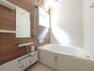 浴室 窓があり浴室乾燥機もついたバスルームは換気がしっかりできるためカビの防止にもなり清潔に保てます。雨の日のお洗濯にも使えて便利です。